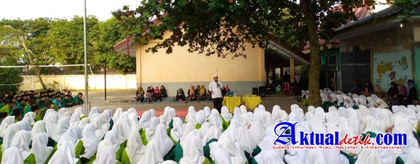 Pentingnya Pendidikan Akhlak kepada Murid, Kepala SMPN 16 Pekanbaru Undang Penceramah Ustad Syamsuri