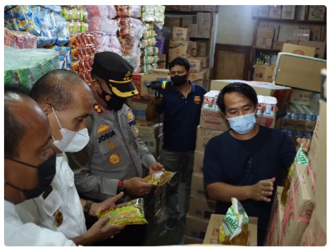 Kapolres Samosir dan Wakil Bupati Sidak Harga Minyak Goreng di Pasaran