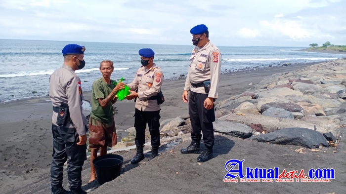 Sat Polairud Polres Klungkung Bagikan Sembako Kepada Nelayan dan Juru Sapuh di Pantai Batu Tumpeng