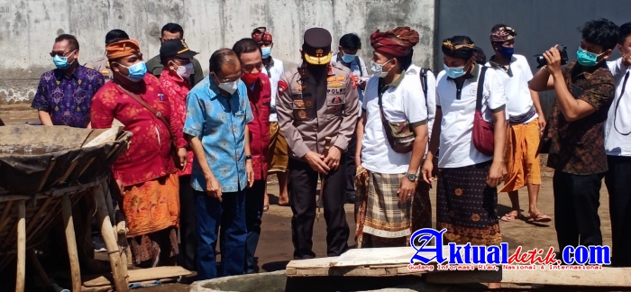 Kapolda Bali Dampingi Gubernur Dalam Kunjungan ke Petani Garam Tradisional di Desa Purwakerti Abang