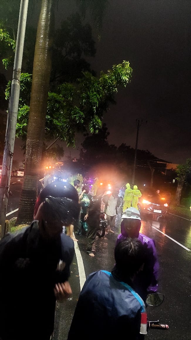 Wakasat Samapta Dan BKO Samapta Poldasu Lakukan Antisipasi Banjir Dan Kemacetan Turun Ke Lapangan