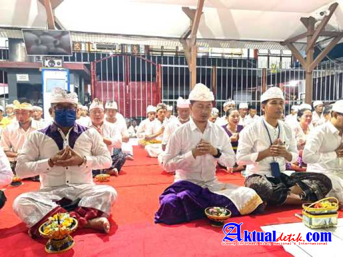 Hari Suci Siwaratri, Petugas dan Warga Binaan Lapas Singaraja Laksanakan Persembahyangan Bersama