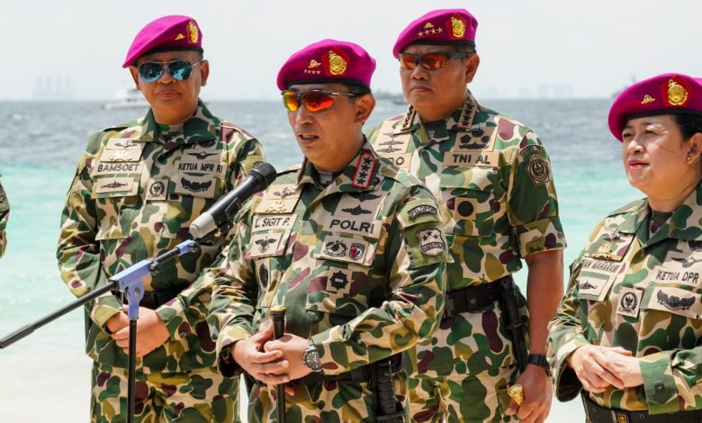 Kapolri Disematkan Jadi Warga Kehormatan Marinir, Sinergitas TNI- Polri Semakin Kokoh