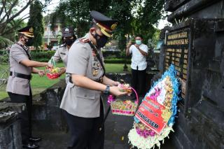 Hari Bhayangkara ke-76, Kapolres Karangasem Pimpin Upacara Tabur Bunga di TMP Ciung Wanara