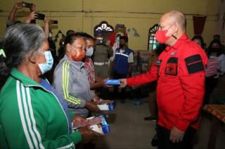 Kunjungi Korban Banjir, Bupati Tapanuli Utara Memberikan Bantuan dan Motivasi.